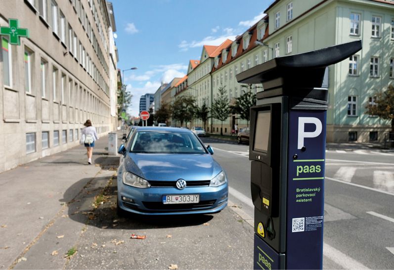 V popredí parkovací automat PAAS. V pozadí Mýtna ulica so zaparkovaným autom.