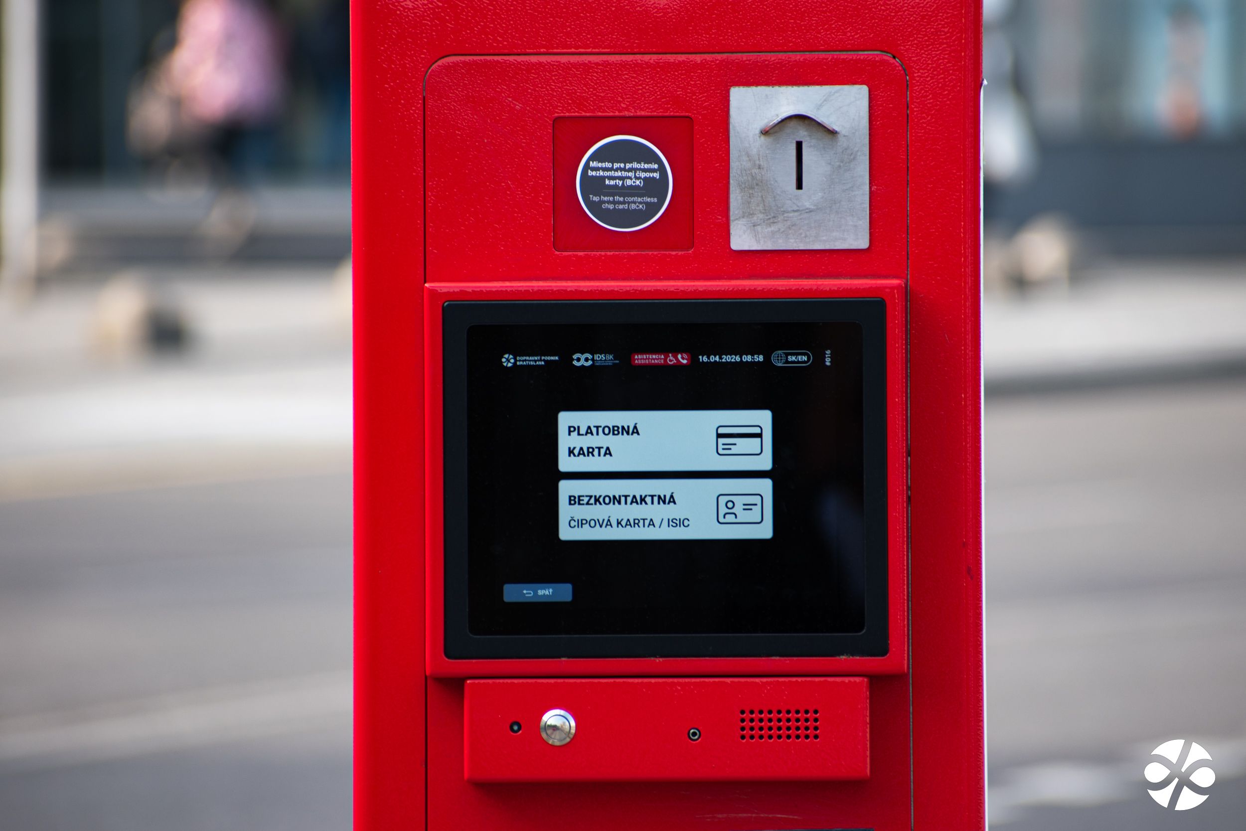 V červených automatoch s dotykovou obrazovkou si cestujúci môžu oddnes kúpiť električenku